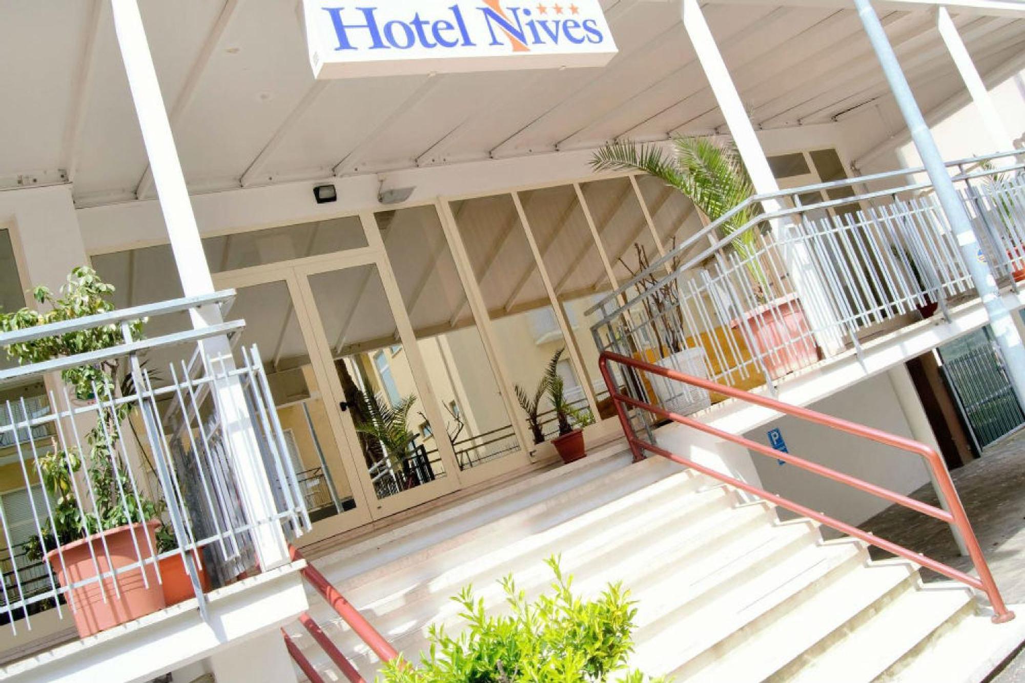 Hotel Nives リミニ エクステリア 写真
