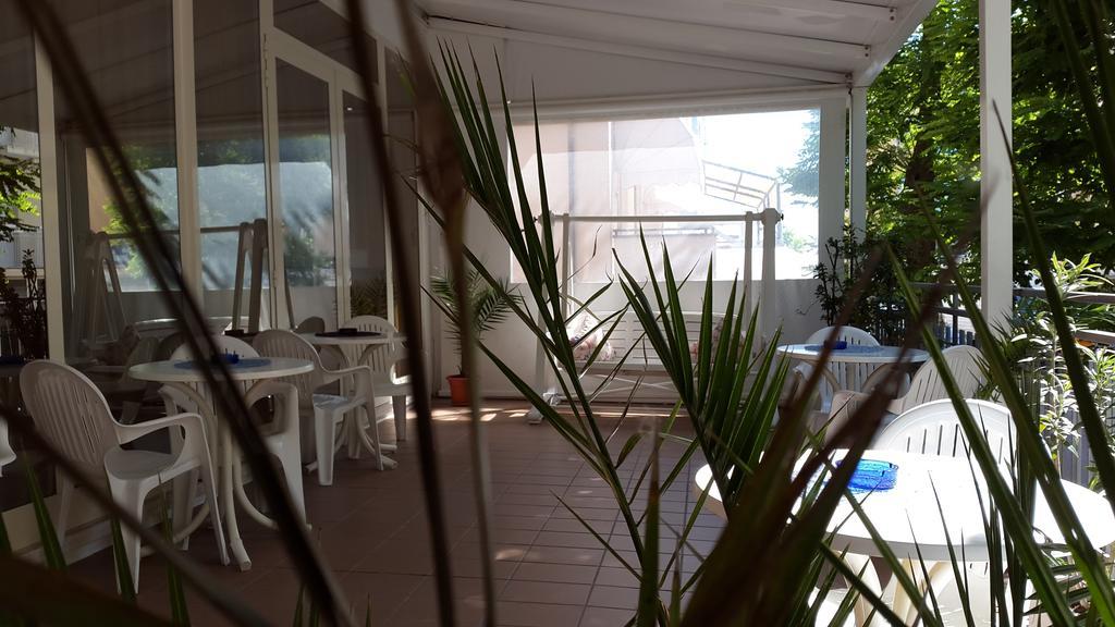 Hotel Nives リミニ エクステリア 写真